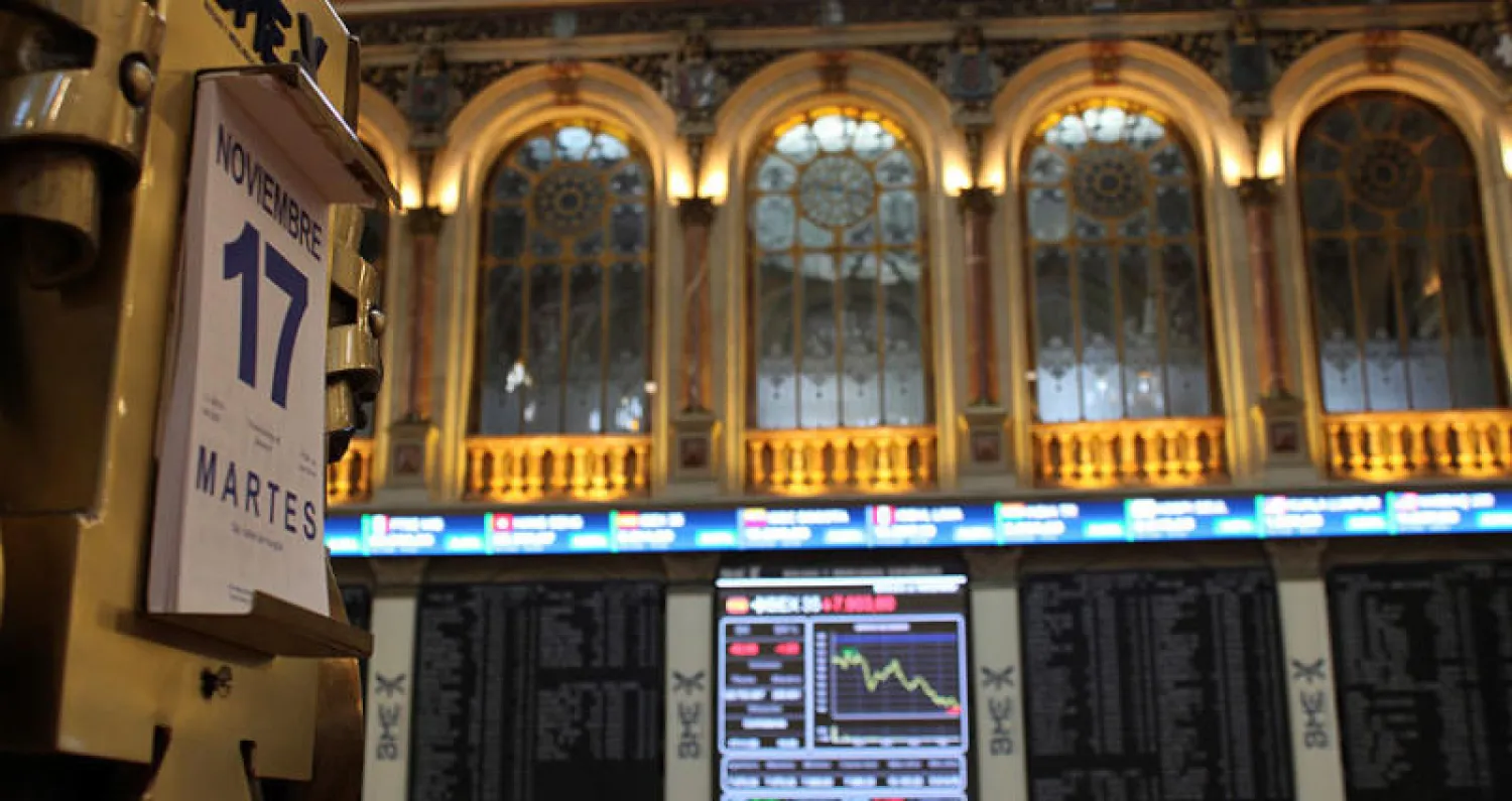 هبطت أسواق الأسهم الرئيسية في أوروبا وأميركا جراء قفزة في عدد الإصابات الجديدة بـ«كوفيد - 19» (إ.ب.أ)