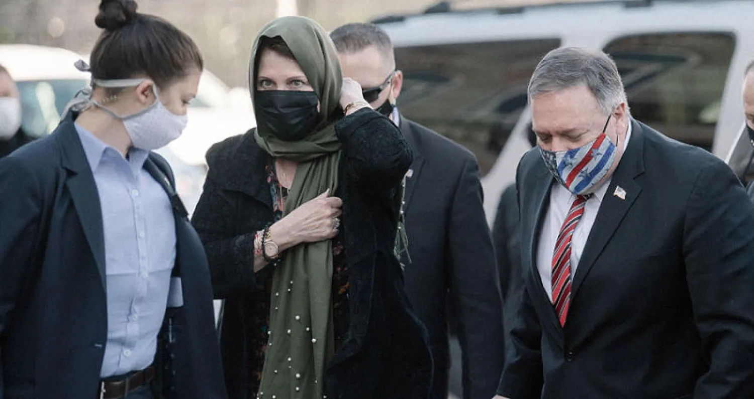 الوزير بومبيو وزوجته سوزان في مسجد رستم باشا في إسطنبول أمس (أ.ف.ب)