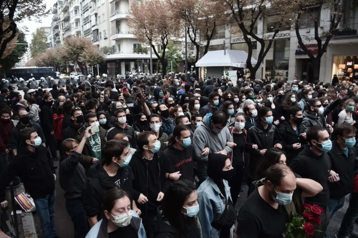 مئات من أنصار «الحزب الشيوعي اليوناني» والحزب اليساري «أنتارسيا» في وسط أثينا (أ.ف.ب)