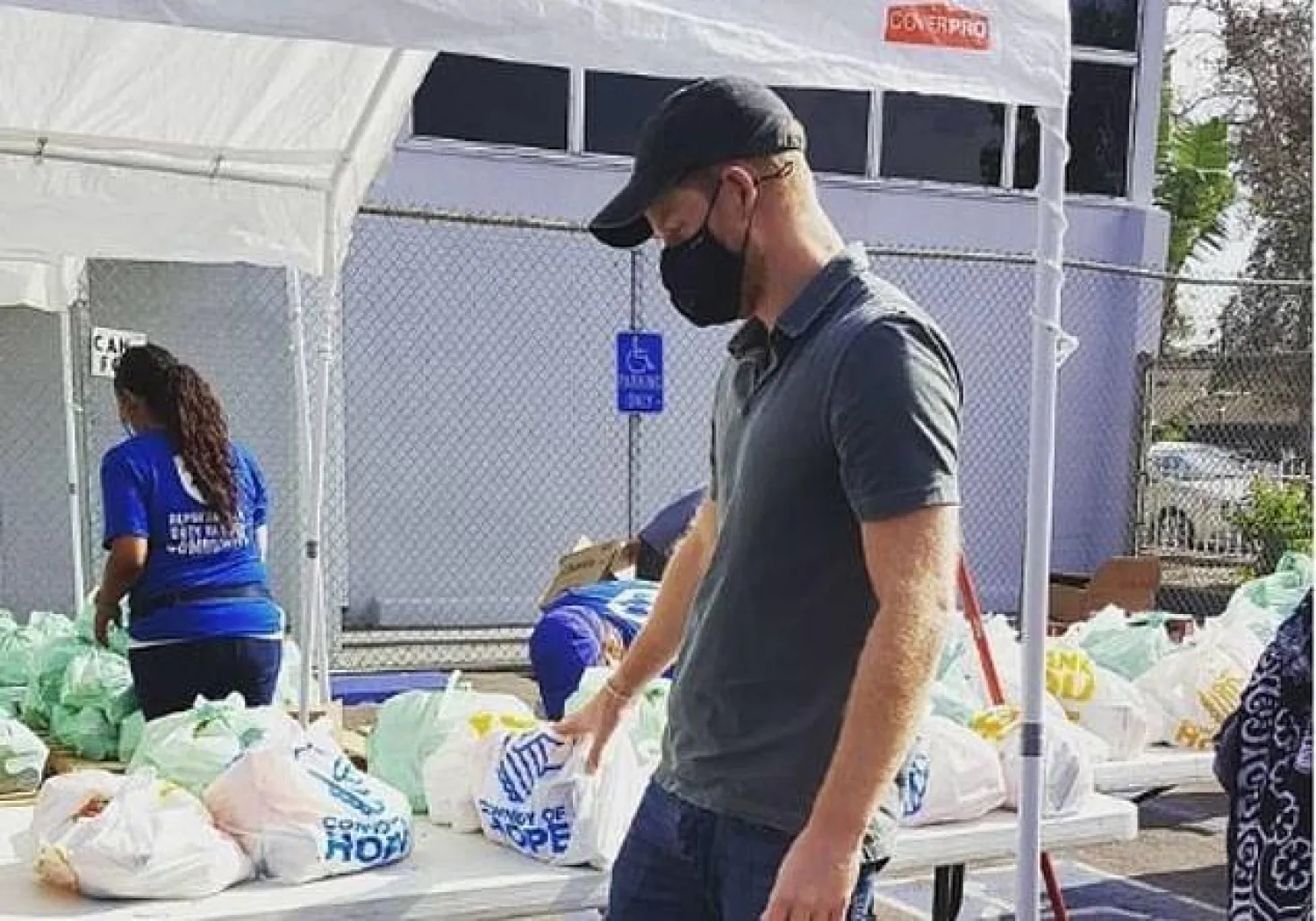 الأمير البريطاني هاري خلال تقديمه المساعدة للمحاربين القدامى وعائلاتهم ضمن جهود محاربة جائحة «كورونا» (ديلي ميل)