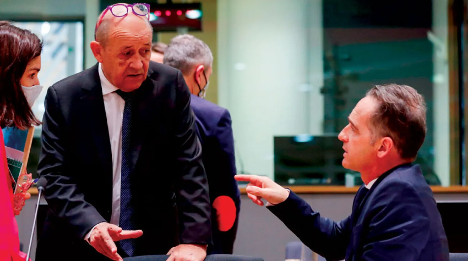 وزير الخارجية الألماني هايكو ماس يتحدث إلى نظيره الفرنسي جان إيف لودريان على هامش اجتماع في بروكسل خلال سبتمبر الماضي (أ.ف.ب)