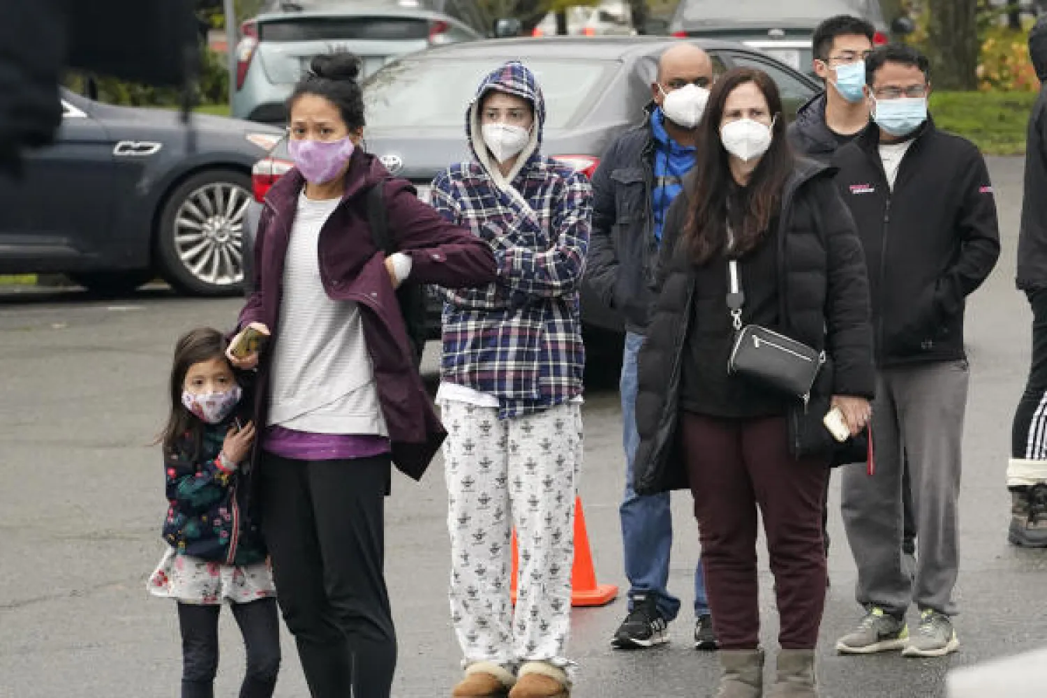 أميركيون ينتظرون دورهم في موقع الفحص المجاني لفيروس كورونا في سياتل (ا.ب)