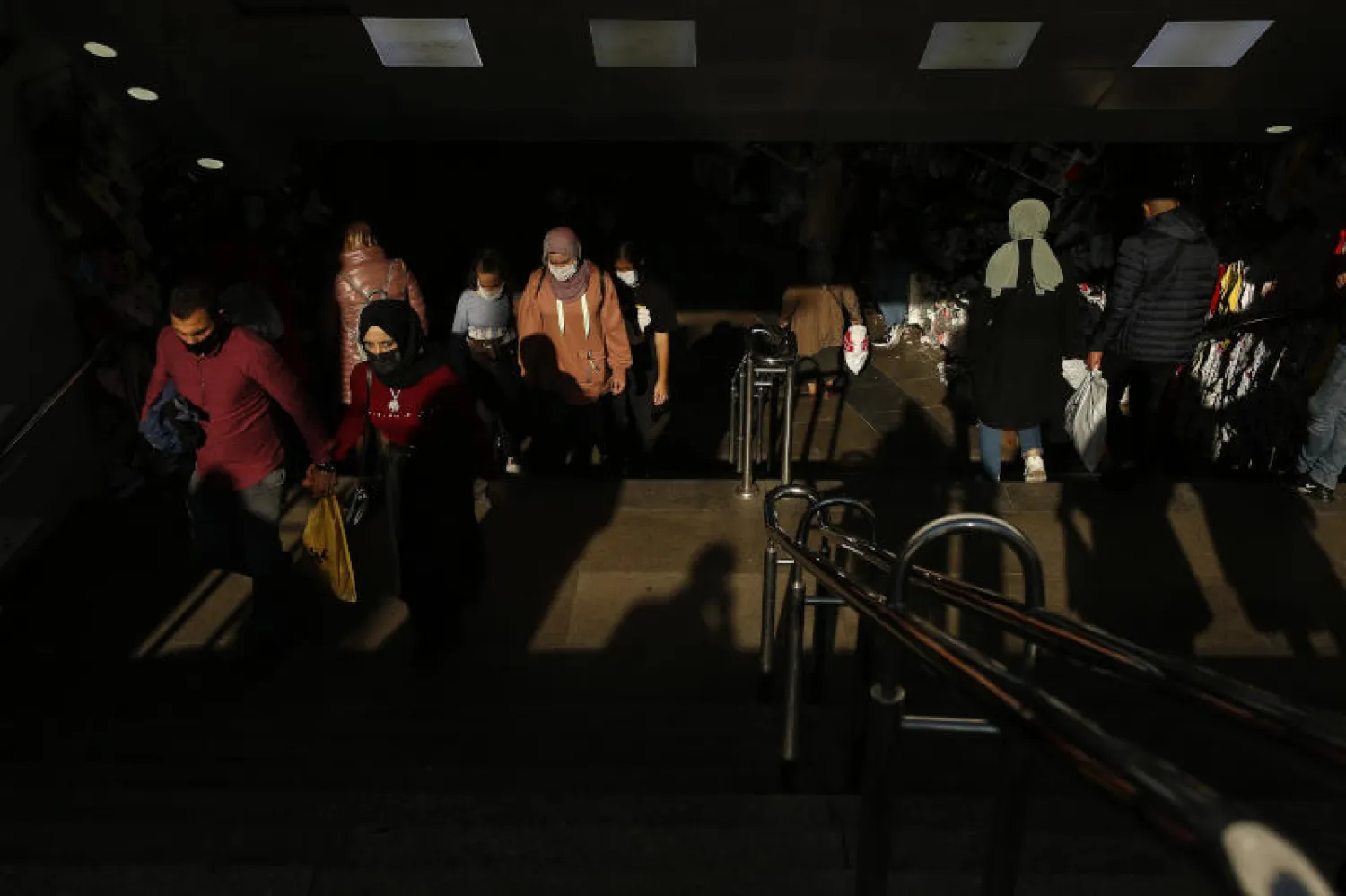 أشخاص يرتدون الكمامات في إحدى أسواق إسطنبول (أ.ب)