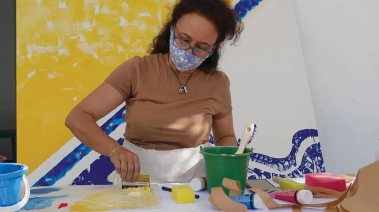 سناء السرغيني منهمكة في إنجاز لوحتها