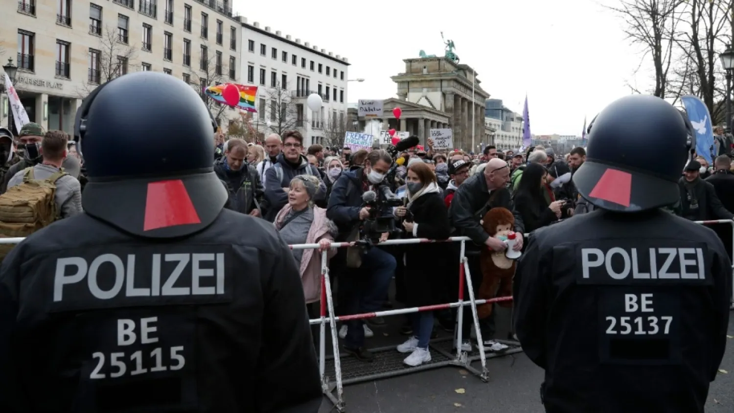 Police officers block a road between the Brandenburg Gate and the Reichstag building in Berlin, Germany, on Nov. 18, 2020. (Michael Sohn / AP)


