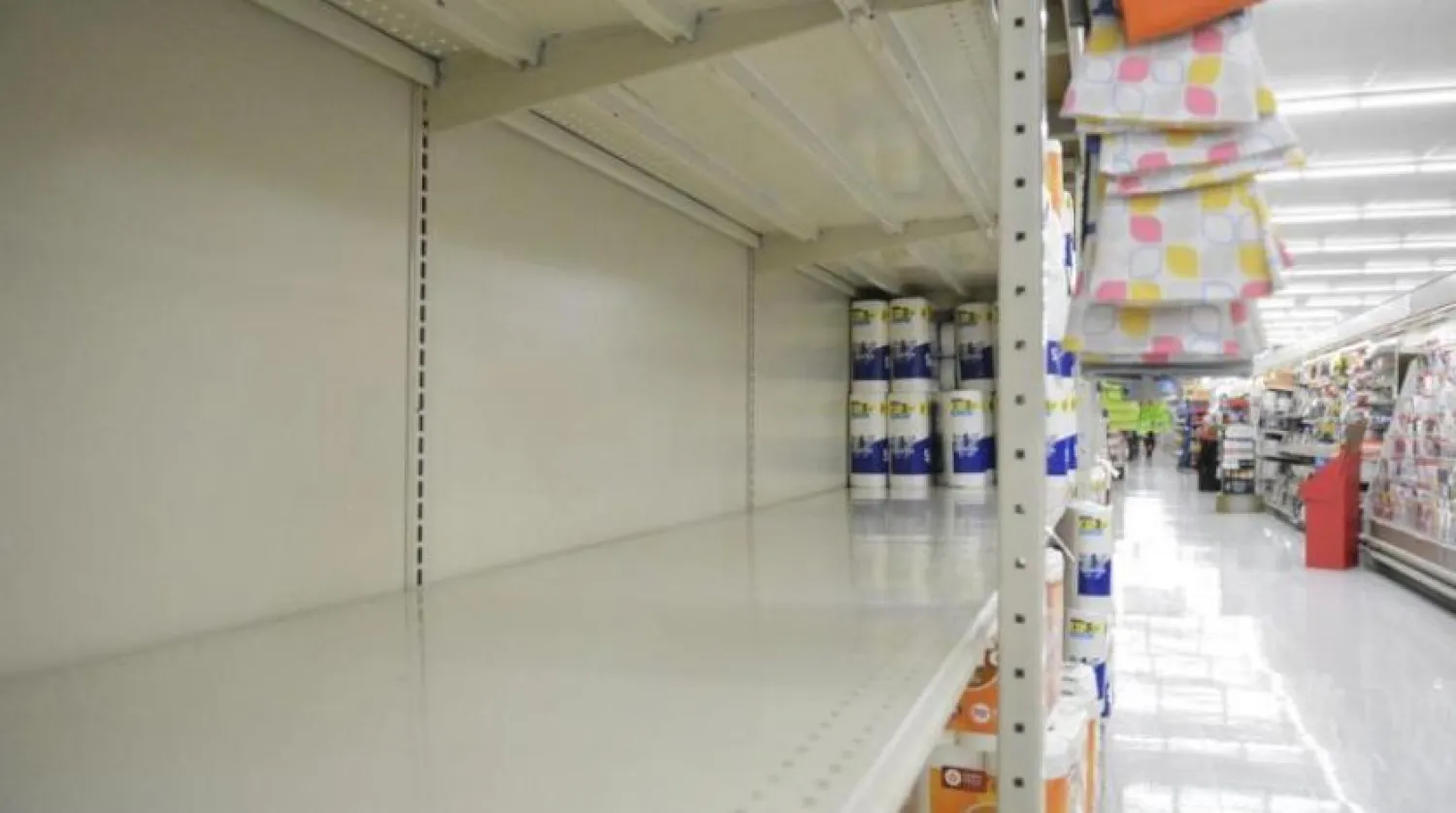 ABD’deki bir markette boş olan tuvalet kağıdı reyonları (AP)