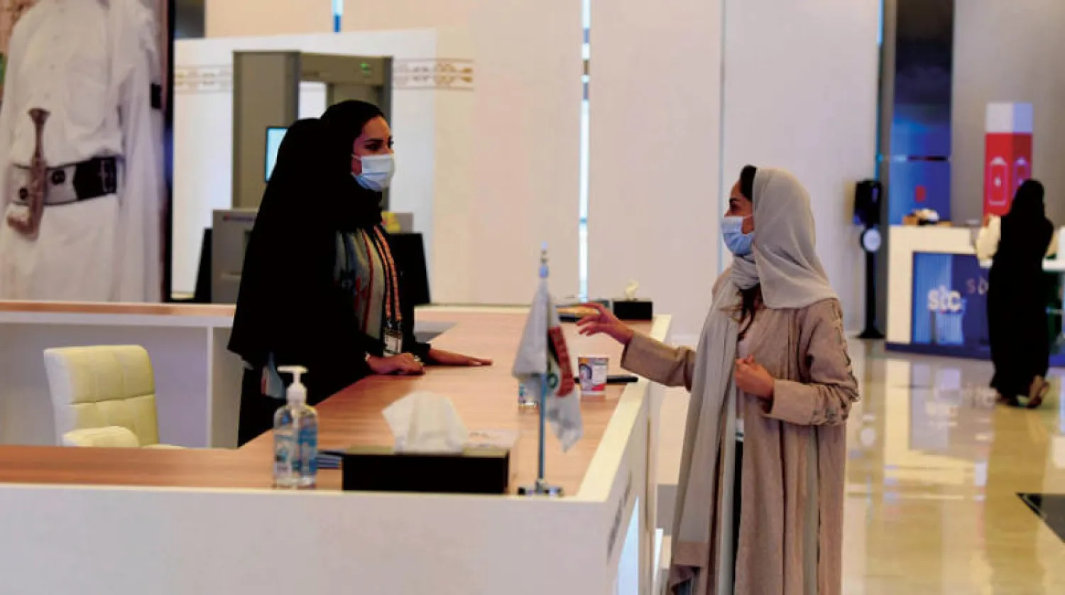 التزام مجتمعي في مقرات العمل والمواقع التجارية بالإجراءات الاحترازية (تصوير: بشير صالح)