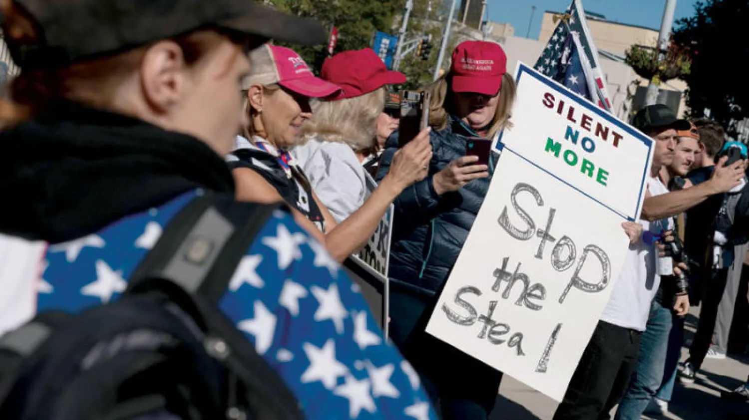 أنصار ترمب يتظاهرون في أتلانتا أول من أمس ضد «سرقة الانتخابات» (أ.ف.ب)