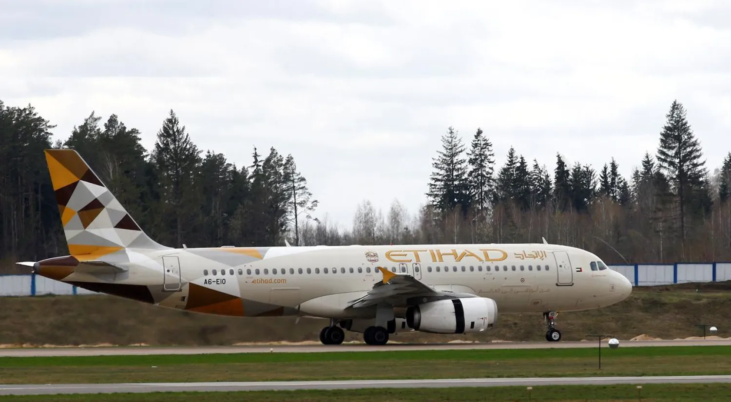 FILE PHOTO: Etihad Airways Airbus A320-200 is seen at the National Airport Minsk, Belarus April 19, 2018. REUTERS/Vasily Fedosenko/File Photo