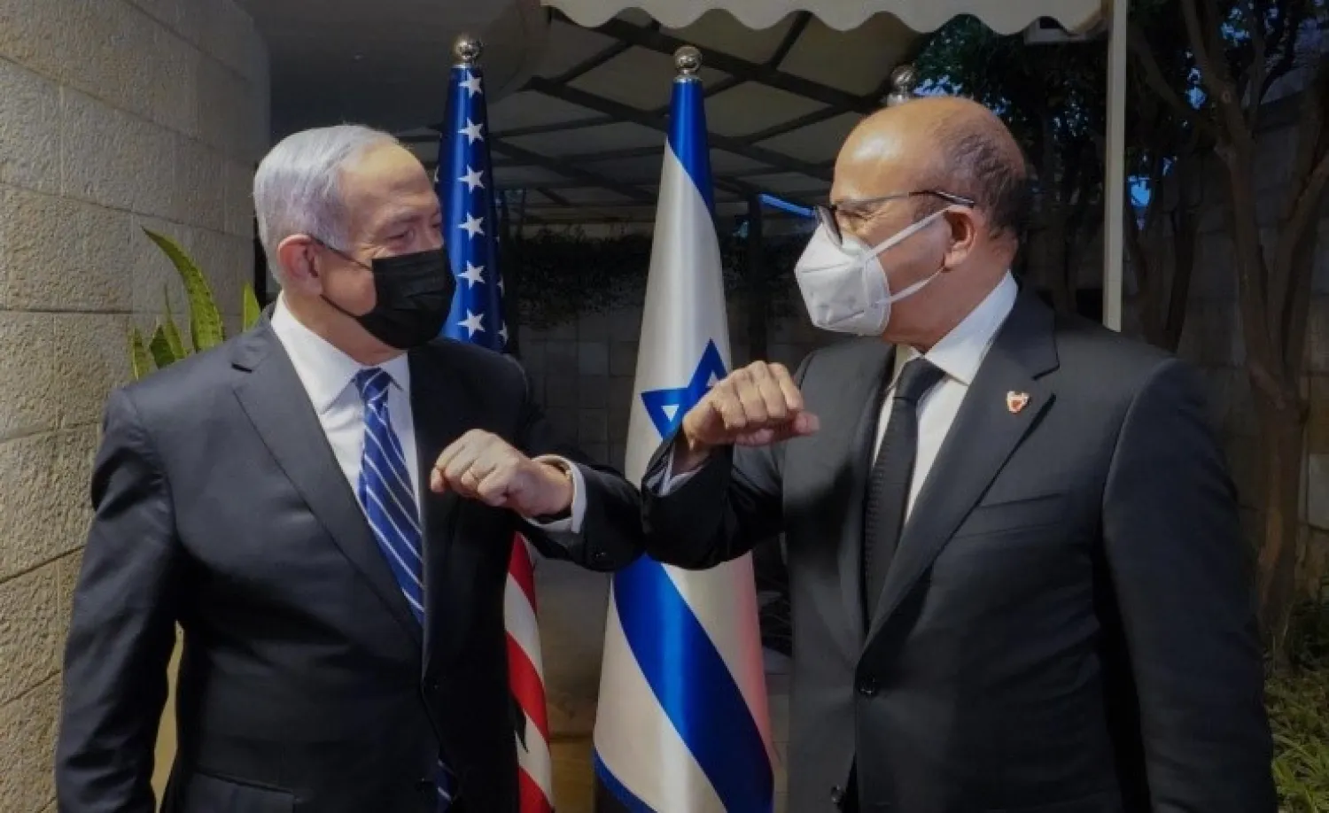 Bahraini Foreign Minister Abdullatif al-Zayani and Israeli Prime Minister Benjamin Netanyahu (BNA)