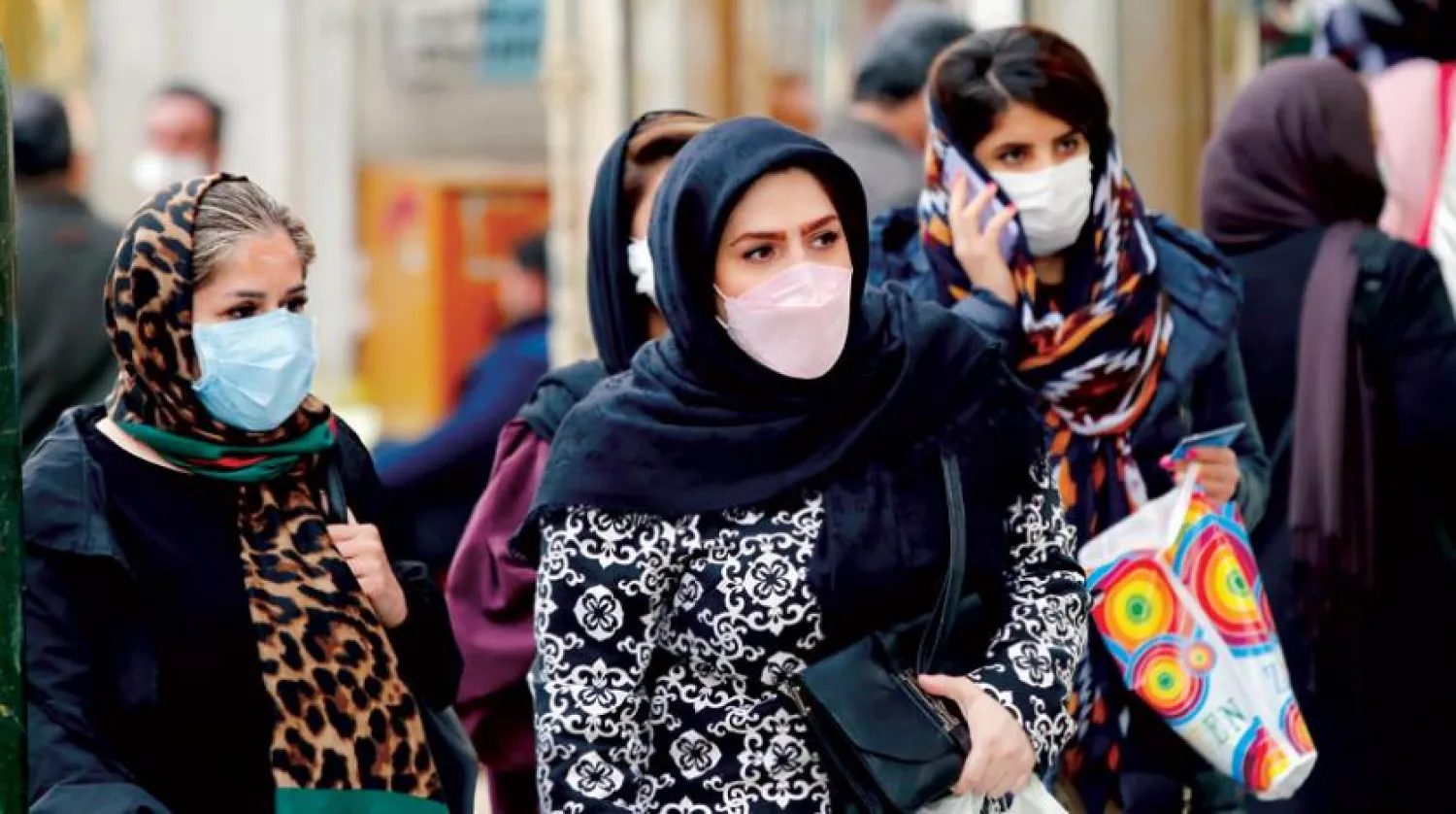 Önceki gün Tahran sokaklarında maske takan İranlı kadınlar (EPA)