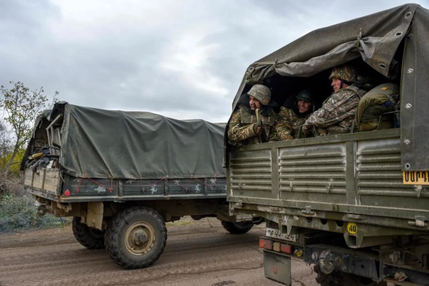 جنود أرمن خلال عملية الانسحاب من منطقة أغدام (أ.ف.ب)