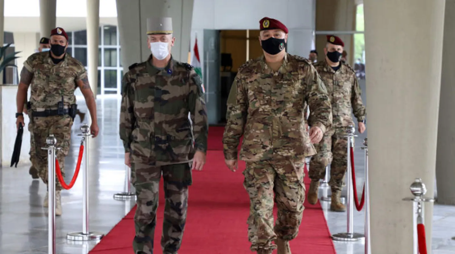 قائد الجيش اللبناني العماد جوزف عون مستقبلاً رئيس الأركان العامة للجيوش الفرنسية فرانسوا لو كوينتر في مقر قيادة الجيش اللبناني باليرزة قرب بيروت أمس (أ.ف.ب)