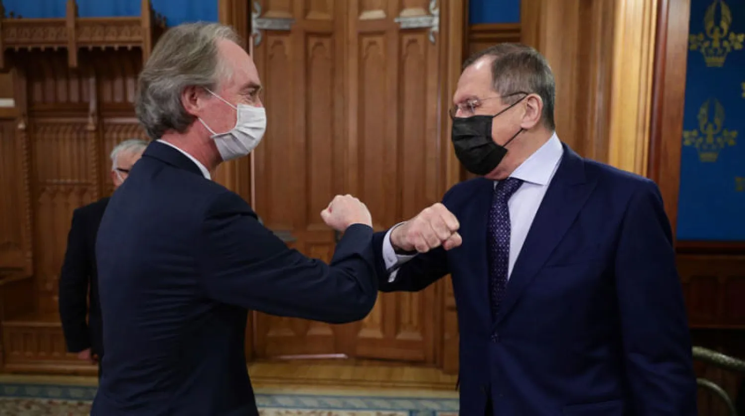 وزير الخارجية الروسي سيرغي لافروف (يمين) والمبعوث الدولي إلى سوريا غير بيدرسن خلال لقائهما في موسكو أول من أمس (أ.ب)