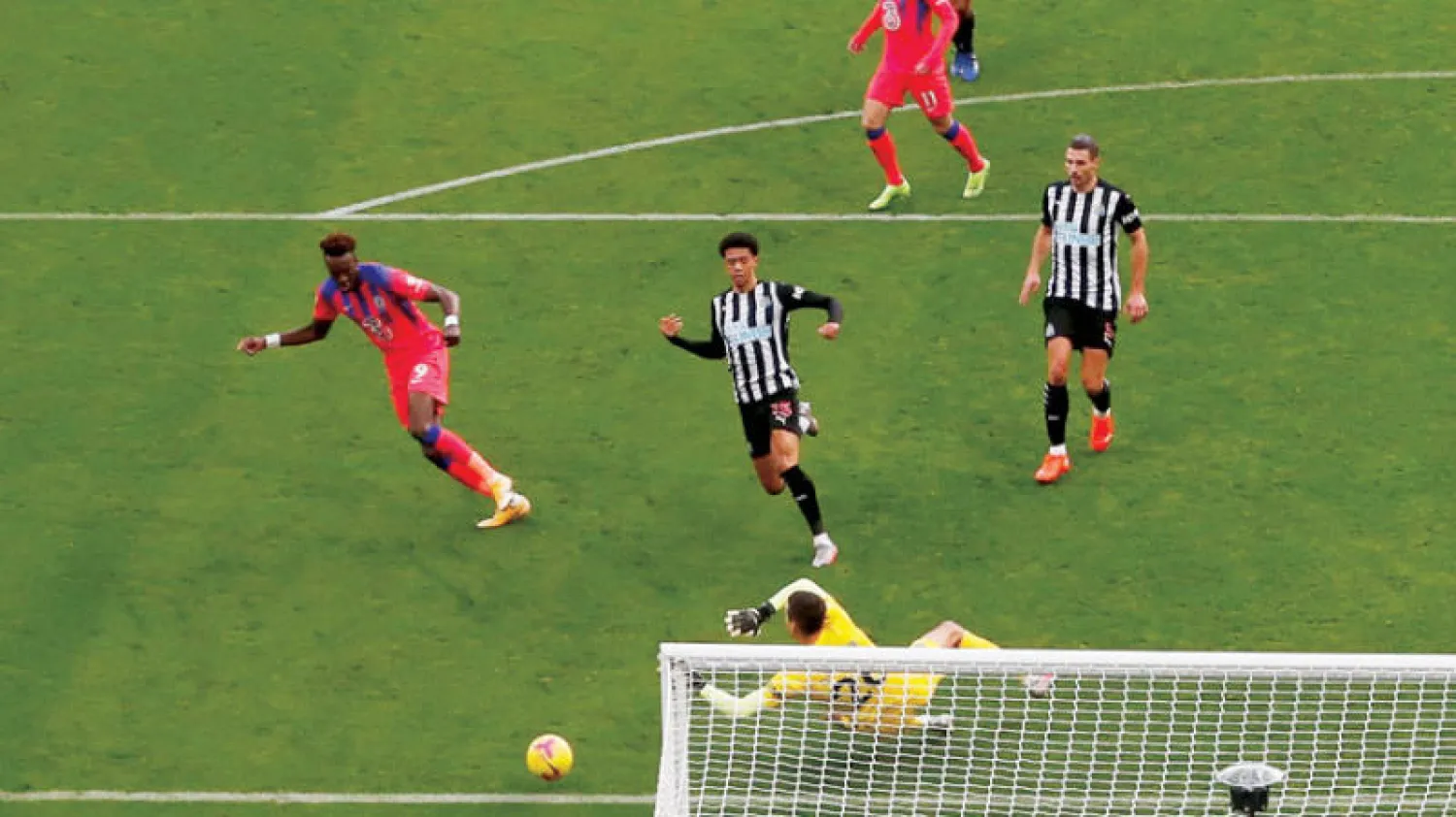 أبراهام مهاجم تشيلسي (يسار) يسجل هدف فريقه الثاني في مرمى نيوكاسل (رويترز)