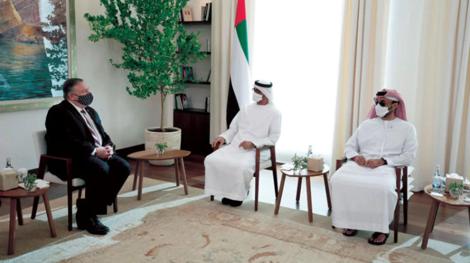 الشيخ محمد بن زايد لدى استقباله مايك بومبيو في أبوظبي أمس (وام)