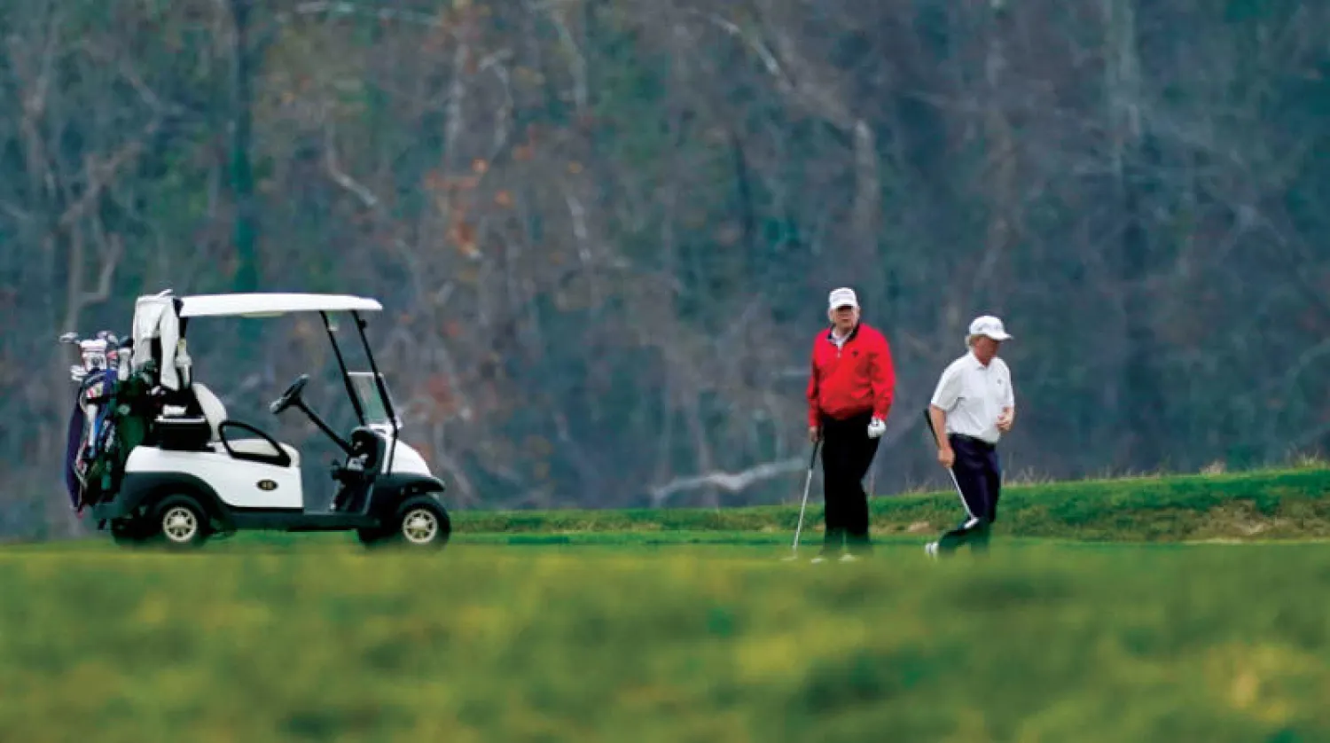 الرئيس ترمب يمارس رياضة الغولف في فرجينيا أمس (أ.ب)