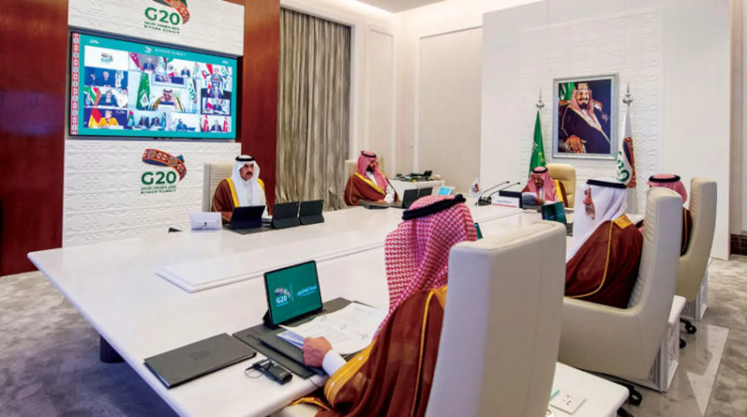 خادم الحرمين الشريفين يفتتح القمة بخطاب ويبدو ولي العهد الأمير محمد بن سلمان (تصوير: بندر الجلعود)