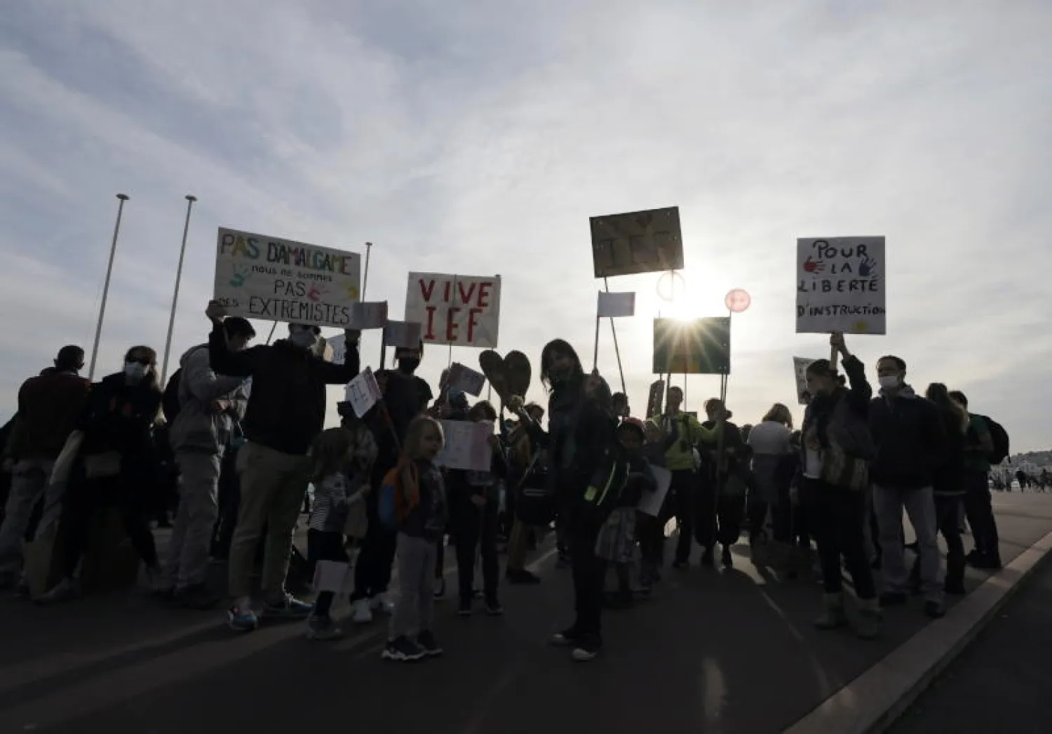 متظاهرون في مدينة نيس الفرنسية يحتجون على مشروع قانون يجرم نشر صور أفراد الشرطة (رويترز)