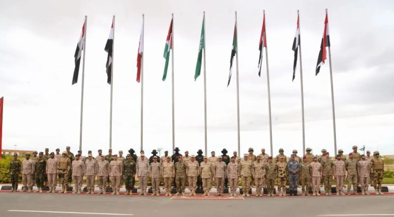 صورة جماعية لأفراد من قوات الدول المشاركة في التدريب المشترك «سيف العرب» (الصفحة الرسمية للمتحدث العسكري المصري على «فيسبوك»)