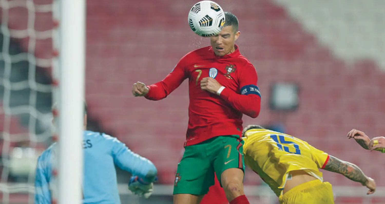 التسجيل بتسديد الرأس إحدى مهارات البرتغالي رونالدو  لكن هل يعلم مدى خطورتها؟ (رويترز)