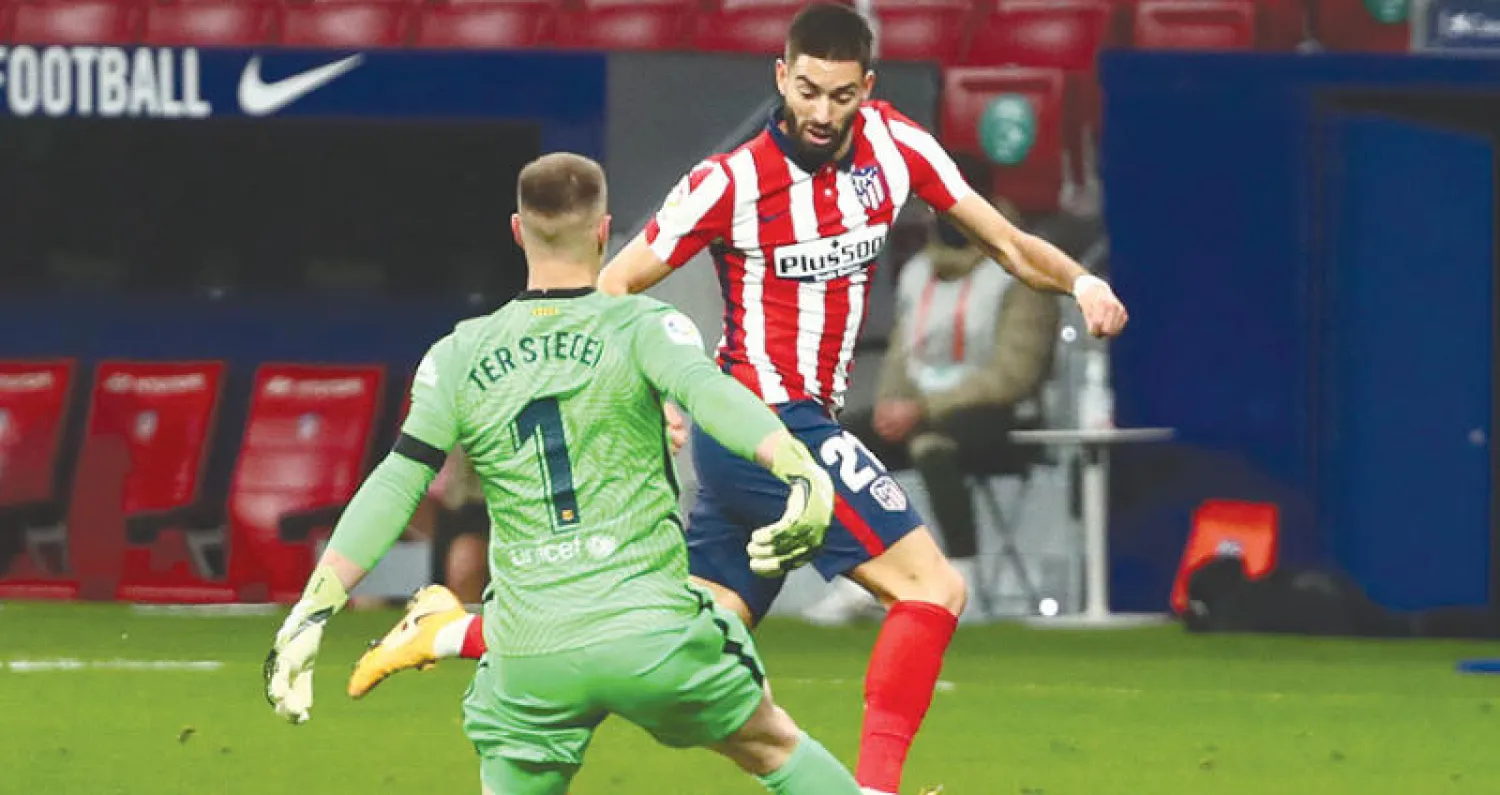 كاراسكو لاعب أتلتيكو استغل خطأ خروج حارس برشلونة فراوغه وسجل هدف الفوز (رويترز)