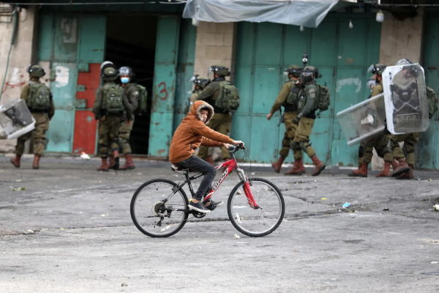 عناصر أمن إسرائيليون داخل مدينة الخليل بعد مواجهات بين مستوطنين وسكان المدينة في 6 نوفمبر الجاري (إ.ب.أ)