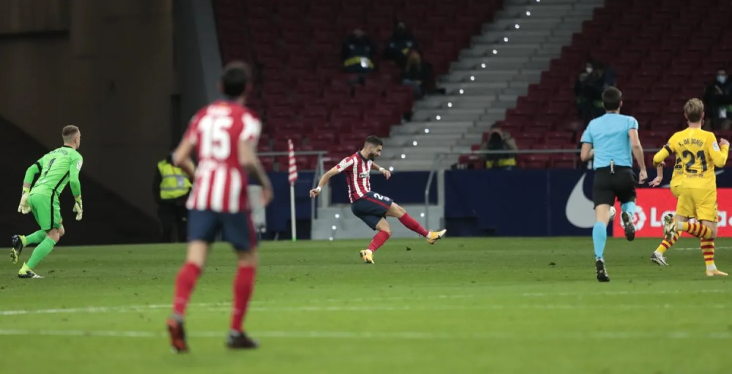 Atletico Madrid's Yannick Carrasco takes the ball away from Barcelona's goalkeeper Marc-Andre ter Stegen to score during the match at the Wanda Metropolitano stadium in Madrid, Nov. 21, 2020. (AP)