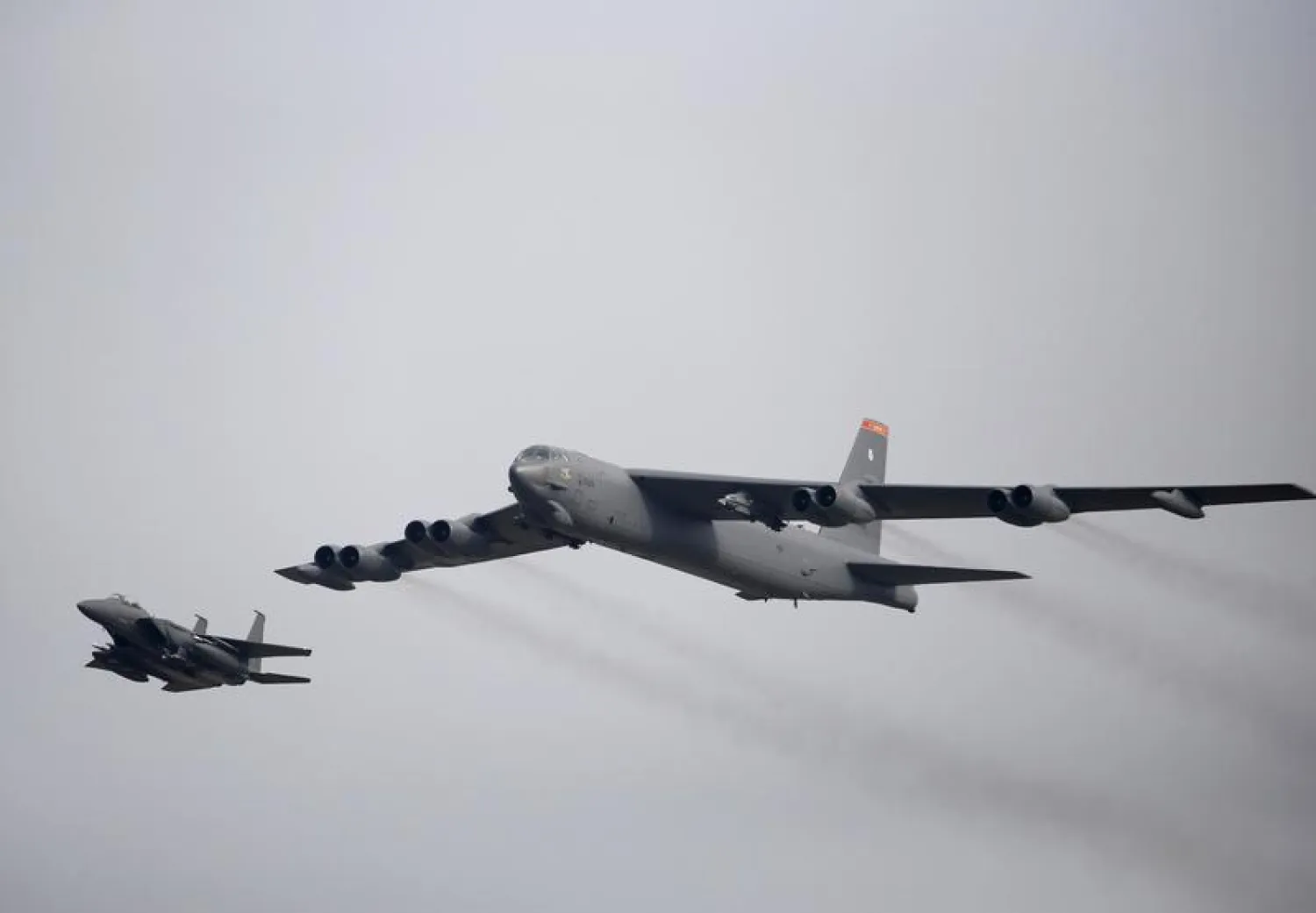 قاذفات «B-52» الأميركية تحلق في السماء (أرشيفية - رويترز)