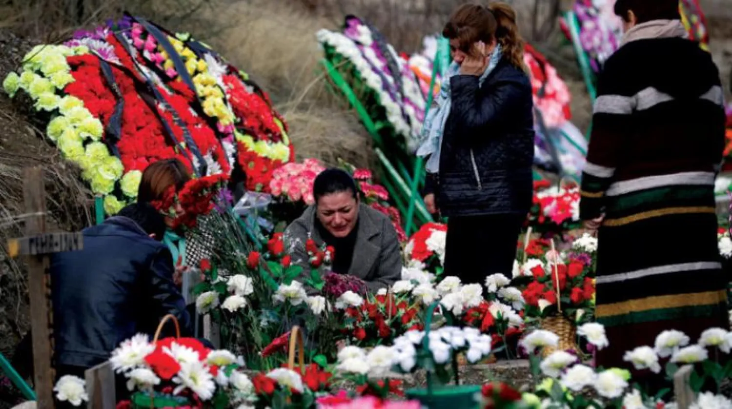 Karabağ’daki bir mezarın önünde toplanan bir aile. (AP)