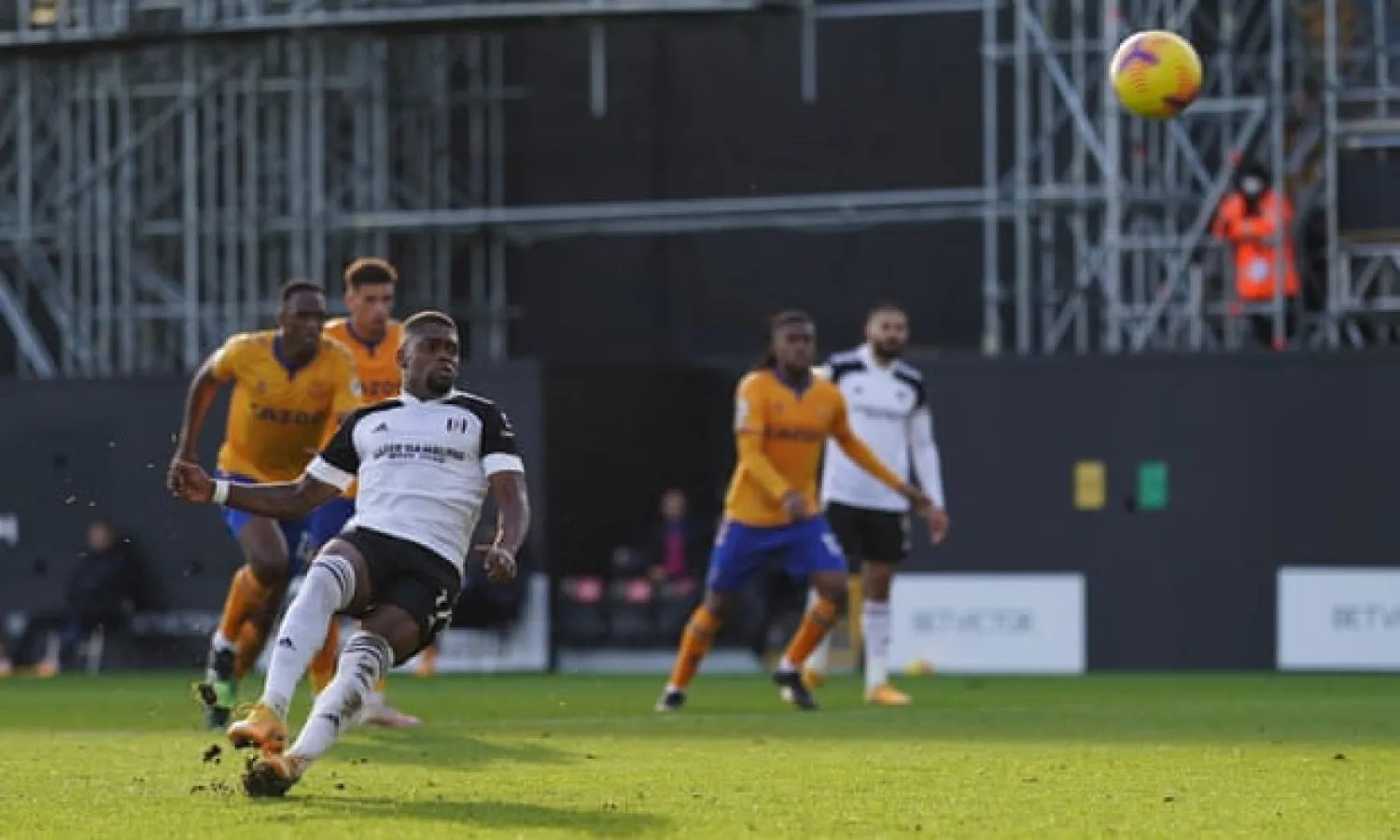  Ivan Cavaleiro slips as he skies his penalty for Fulham in the second half. Photograph: Jed Leicester/BPI/Shutterstock
