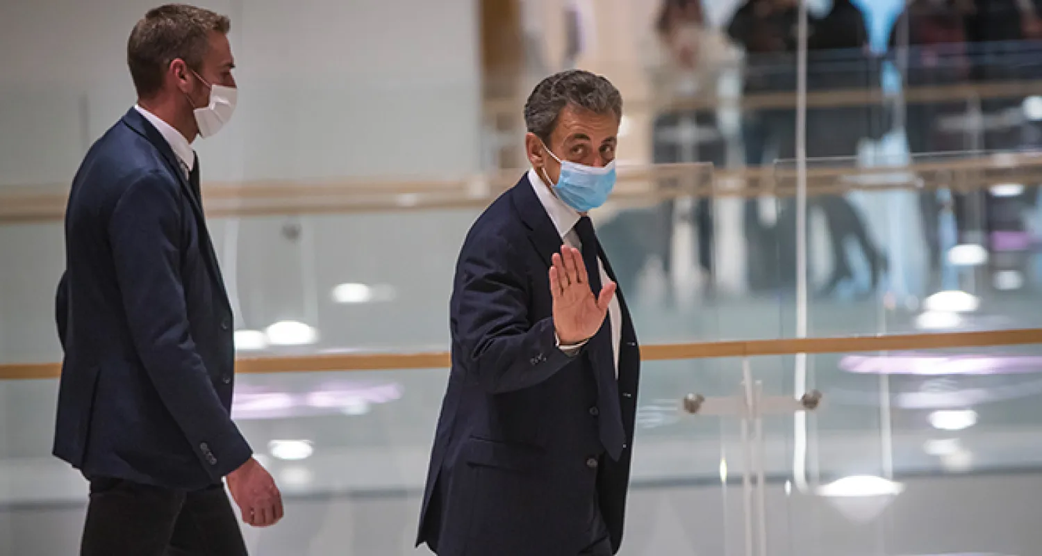 Eski Fransa Cumhurbaşkanı Sarkozy'nin yolsuzluk davası ertelendi