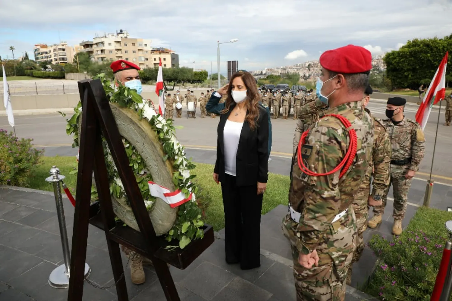 Caretaker Defense Minister, Zeina Akar, places a wreath at the statue of Prince Fakhreddine at the Ministry of Defense on the occasion of Lebanon's 77th Independence Day. (NNA)
