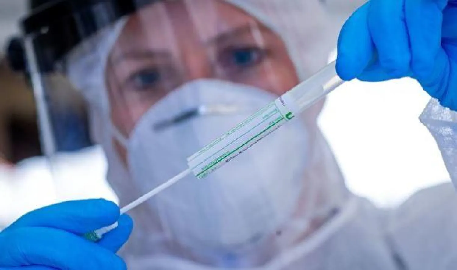 طبيبة تعمل على تحليل اختبار لفيروس «كورونا» في برلين (أرشيفية- د.ب.أ)