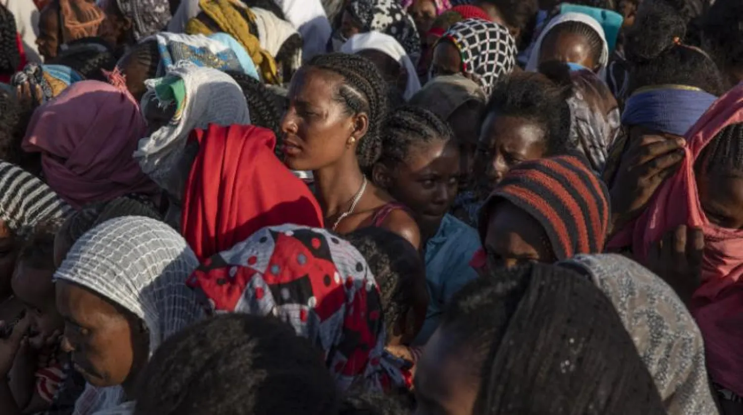 Tigray bölgesinden kaçan kadınlar Sudan sınırına giderken (AP)
