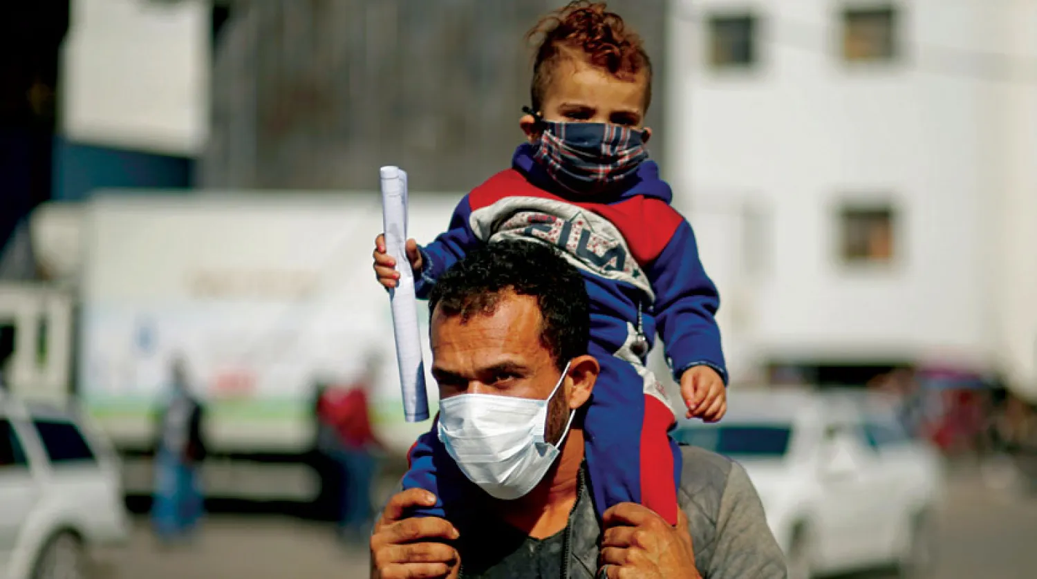 غزاوي مع ابنه خارج مستشفى «الشفاء» (رويترز)