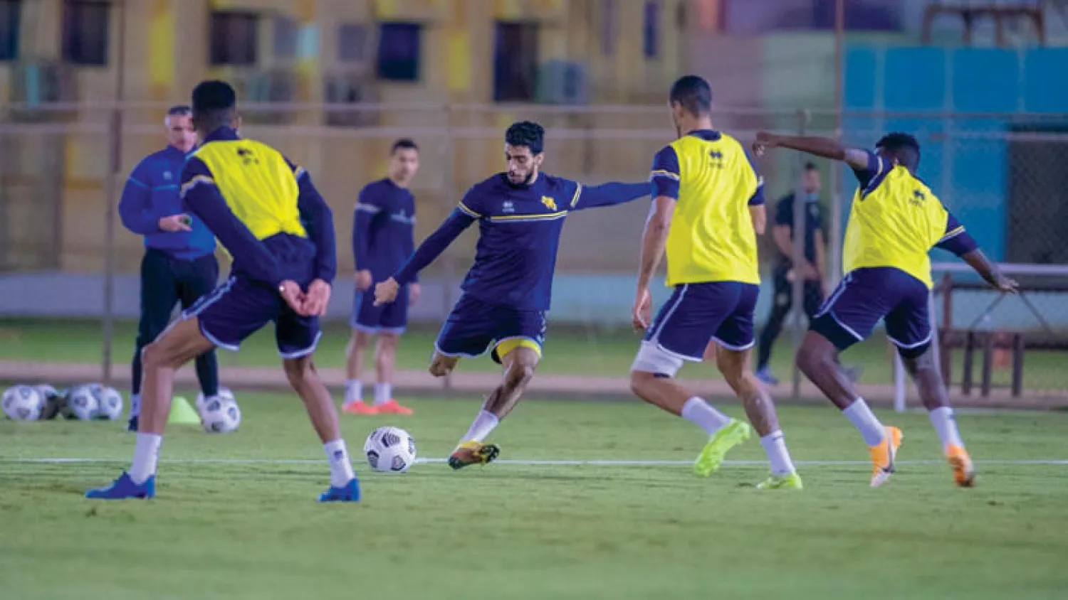 لاعبو التعاون خلال التدريبات الأخيرة استعدادا للوحدة (المركز الإعلامي لنادي التعاون)