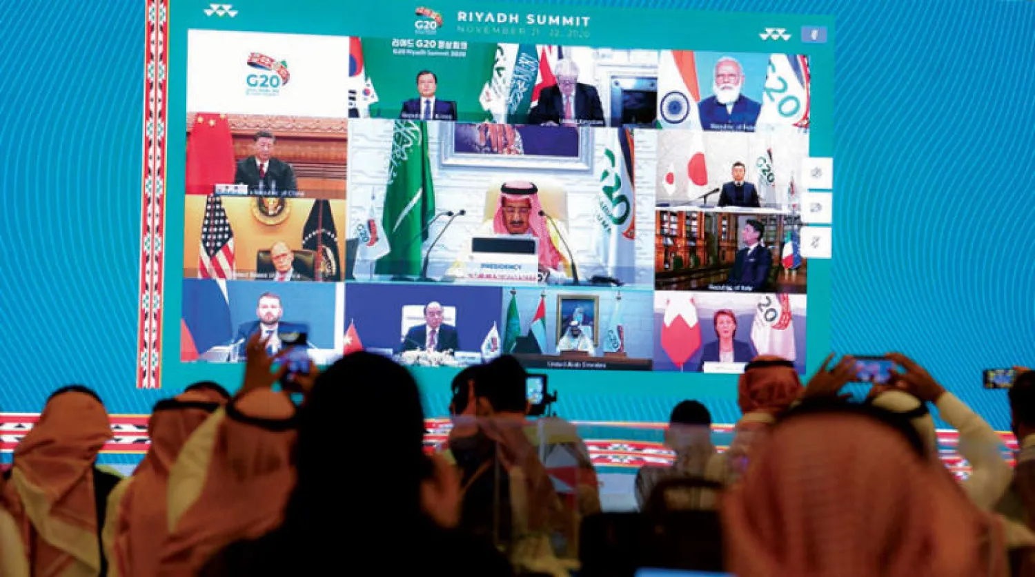 خادم الحرمين الشريفين لدى ترؤسه الجلسة الختامية لقمة قادة مجموعة العشرين افتراضياً أول من أمس (تصوير: بشير صالح)