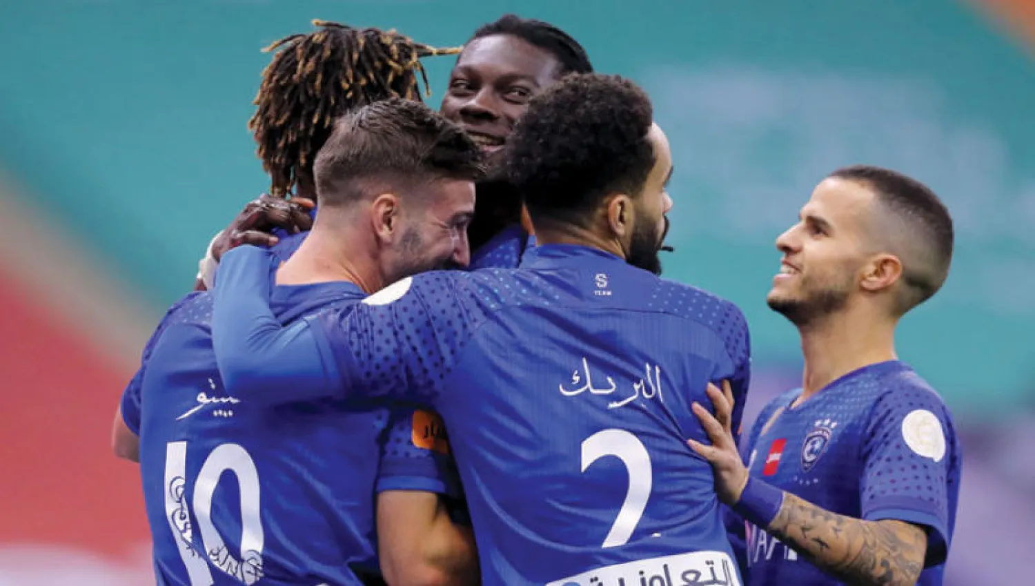 لاعبو الهلال يحتفلون مع الفرنسي غوميز بهدفه في شباك النصر أمس (تصوير: علي الظاهري)
