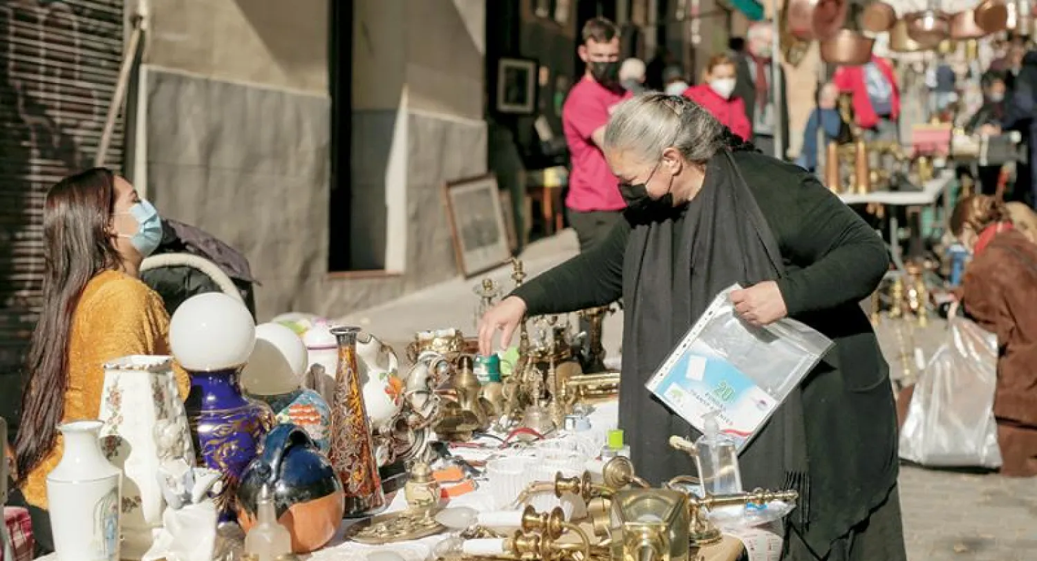 تسبب الوباء في توقف سوق إل راسترو بمدريد ما سمح للمحلات بجذب المتسوقين (رويترز)