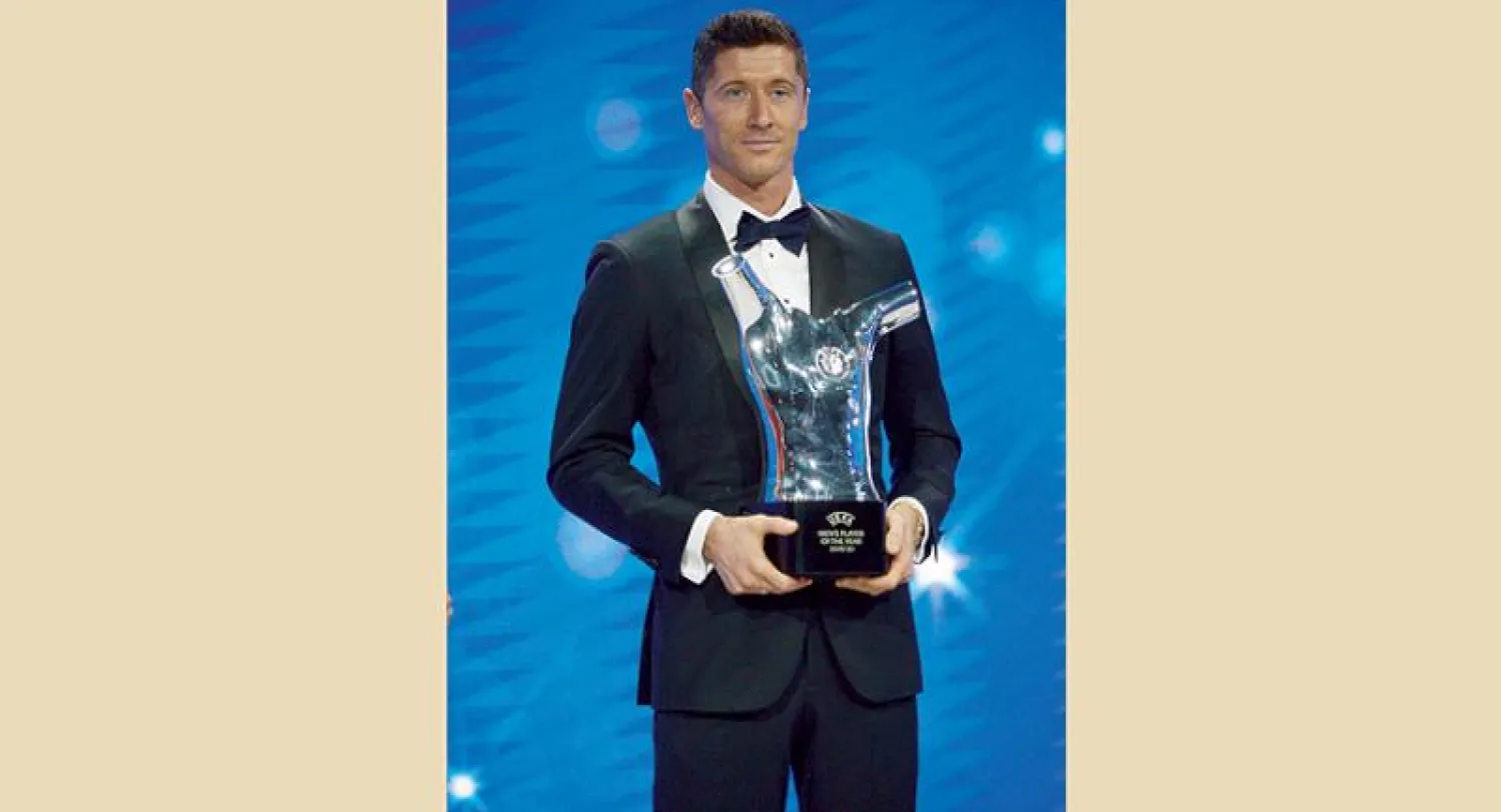 ليفاندوفسكي يأمل في إضافة جائزة «فيفا» إلى جائزة «يويفا» (رويترز)