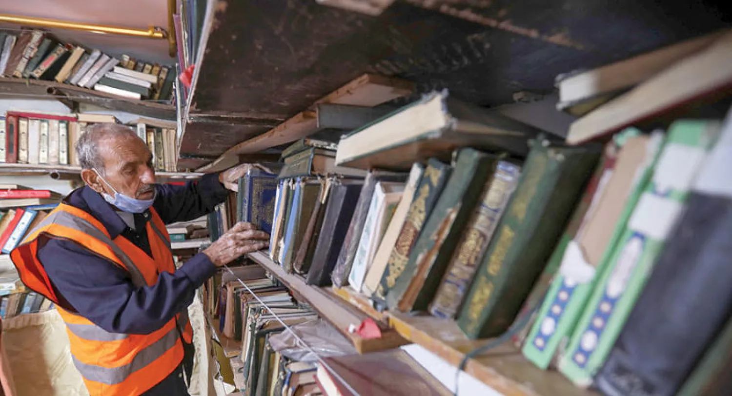 أردني ينقذ الكتب القديمة بترميمها وعرضها مجاناً