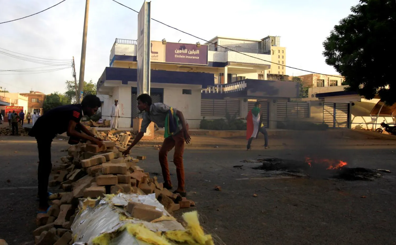 Sudanese protesters erect a barricade along a street during demonstrations in central Khartoum, Sudan May 15, 2019. REUTERS/Stringer
