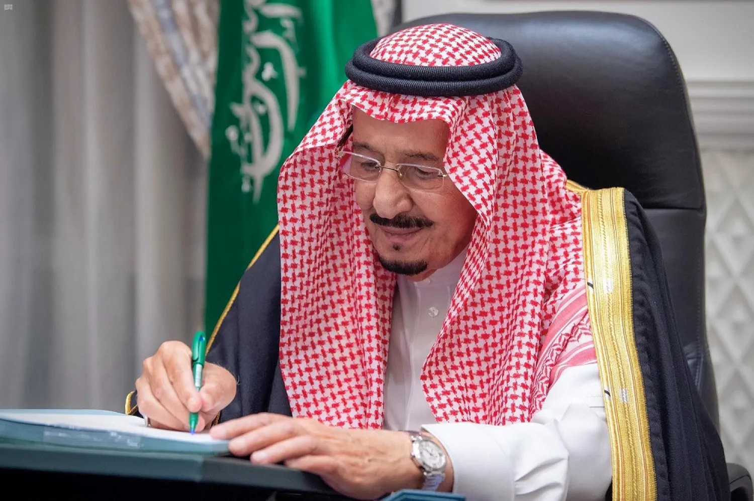 King Salman chairs a virtual cabinet meeting in Neom. (SPA)
