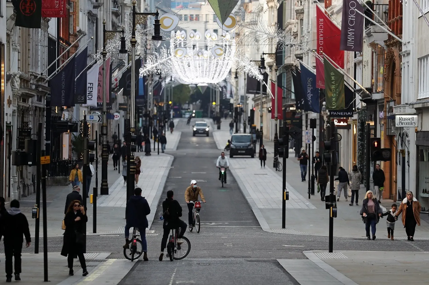 Pedestrians and cyclists move through New Bond Street amid the COVID-19 outbreak in London, Britain, Nov. 7, 2020. (Reuters)