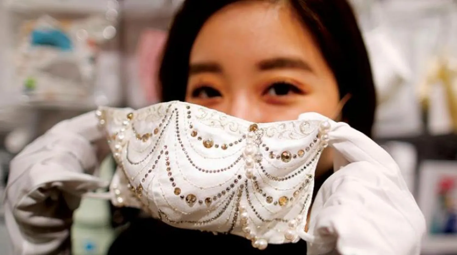 Elmas ve kristallerle süslenmiş lüks bir maske. (Reuters)
