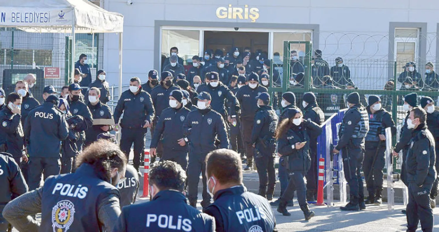 شرطة مكافحة الشغب أمام محكمة في أنقرة أمس خلال إصدار الأحكام ضد مئات المتهمين في {المحاولة الانقلابية} عام 2016 (أ.ب)