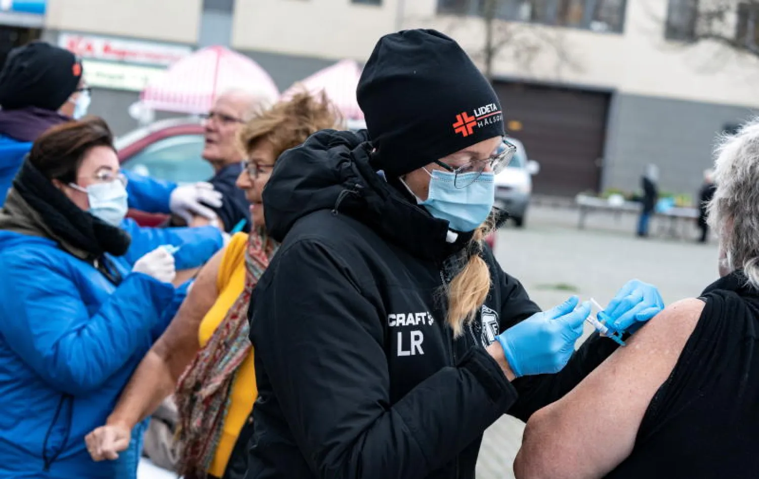 ممرضون يعطون جرعات من لقاح الإنفلونزا لمرضى في جنوب السويد كمحاولة لمنع انتشار مرض فيروس «كورونا» (رويترز)