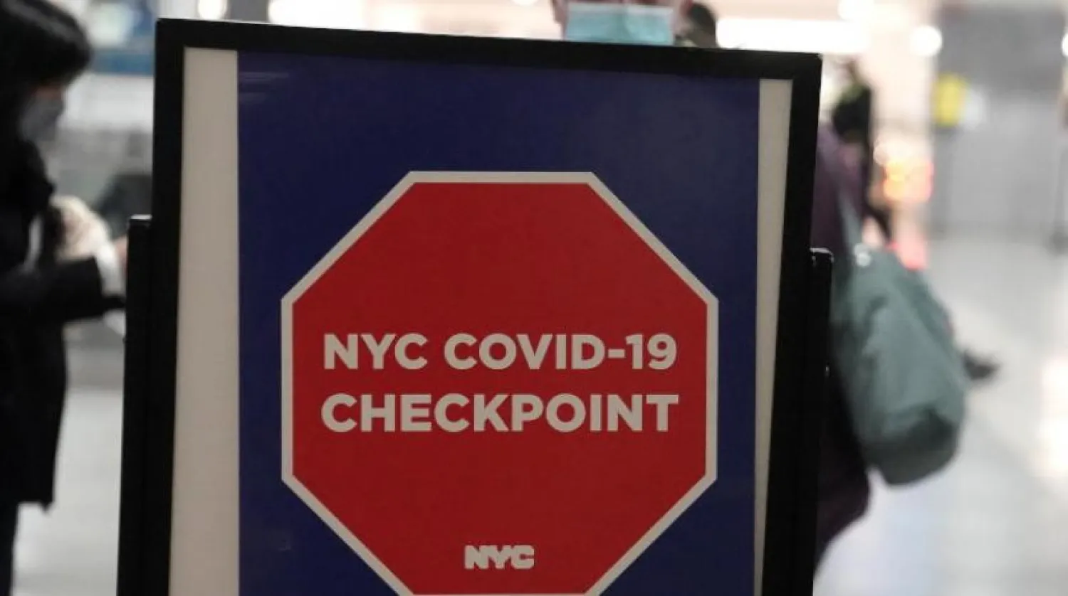 New York’taki bir durakta bulunan Kovid-19 test merkezi (Reuters)