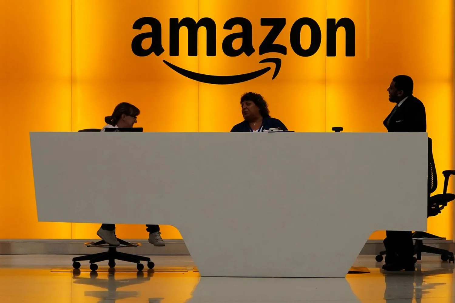 FILE PHOTO: Staff chat at the front desk of the Amazon office in the Manhattan borough of New York, New York, U.S., May 1, 2019. REUTERS/Carlo Allegri